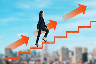 看著鎖孔入路與光明城市景觀概念的女商人