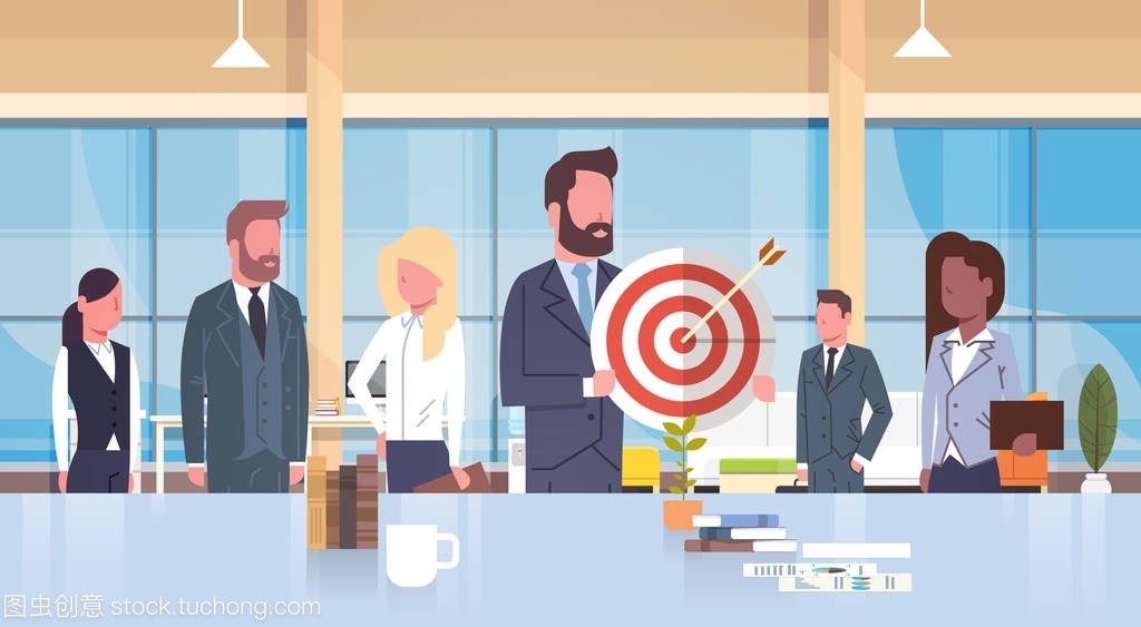 集團的業務人員持有目標團隊和戰略概念混合團隊在現代辦公室成功的商人和女實業家